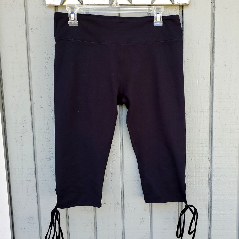 Black Capris with Tie Detail! ❤️